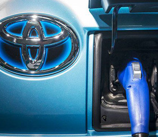 Toyota анонсировала дебют серийного автомобиля с твердотельной батареей к 2025 году
