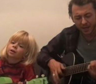 Трирічний Лео з Ірпеня та його батько переспівали українську версію хіта "Воїни світла"