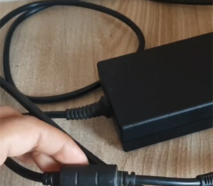 Чому деякі кабелі мають чорний циліндр на своєму кінці