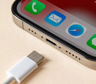Чи можна заряджати iPhone адаптером від Android: експерти дали чітку відповідь