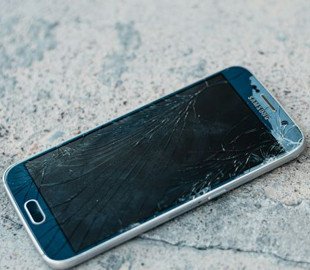 Захисна плівка чи скло: що реально рятує екран від тріщин