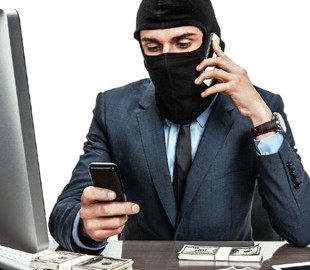 Мошенники "блокируют" телефоны украинцев и требуют выкуп: какие схемы используют