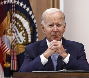 Тест Байдена на коронавірус знову показав позитивний результат