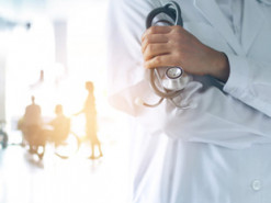 Пациент из Вьетнама притворился врачом и выписал больных COVID-19