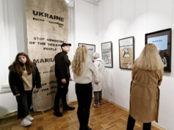 "Маруся та Череп": у Києві художник показав злочини Росії в Україні