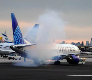 Припинено виробництво Boeing 737 MAX після випадку з відірваними дверима літака