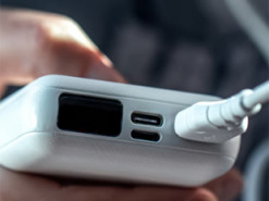 Чому не варто заряджати один повербанк від іншого повербанка