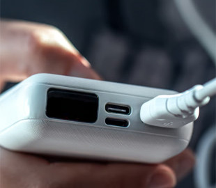 Чому не варто заряджати один повербанк від іншого повербанка