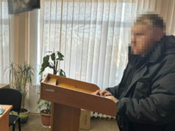 На Дніпропетровщині чоловік розбещував неповнолітню та зберігав дитячу порнографію