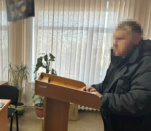 На Дніпропетровщині чоловік розбещував неповнолітню та зберігав дитячу порнографію