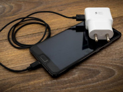 До USB-C був справжній хаос: найдивніші порти зарядки в історії смартфонів