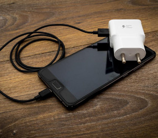 До USB-C був справжній хаос: найдивніші порти зарядки в історії смартфонів