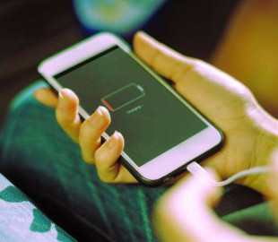 Чому смартфон може повільно заряджатися: ймовірні причини