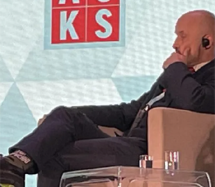 Директор Центру стратегічних комунікацій НАТО з’явився на публіці в шкарпетках із написом «Топчу русню»