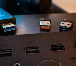 Ми роками неправильно користувалися USB-портами: що насправді означають їхні кольори