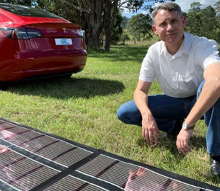 Учёные проедут 15 000 км на электромобиле Tesla, заряжая его от рулонных солнечных панелей