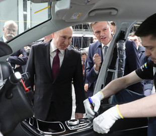 Mercedes продає свій російський завод, який особисто відкривав Путін