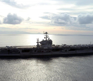 Чому USS Abraham Lincoln вночі стає повністю червоним: пояснення експертів