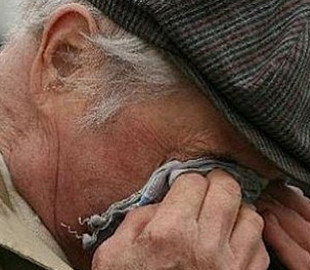 Схема «Ваш родич у біді»: у Сумах 77-річний пенсіонер віддав курьєру шахраїв понад $4000