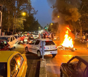 Іран скоротив термін ув'язнення двом журналістам, знявши обвинувачення у співпраці зі США