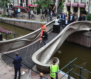 Напечатанный на 3D-принтере стальной мост открыли в Амстердаме