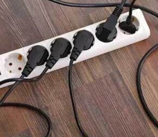 7 приладів, які не можна підключати до подовжувача