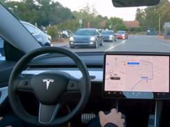 Tesla заманює покупців безкоштовним автопілотом