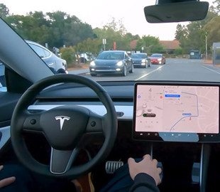Tesla заманює покупців безкоштовним автопілотом