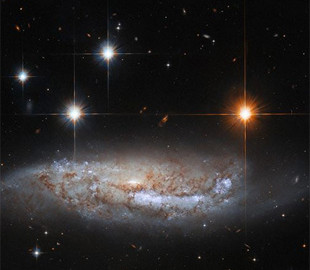 Телескоп Hubble запечатлел галактику с очень яркими звездами
