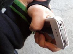 У Маріуполі біля школи жорстоко побили школяра і відібрали телефон