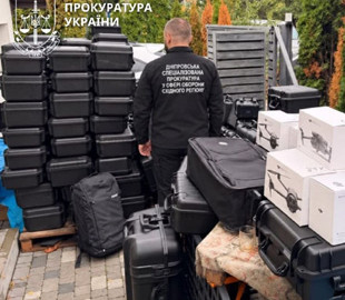 На Дніпропетровщині діяла майстерня, де «перебивали» номери на викрадених у ЗСУ дронах та знову продавали їх військовим