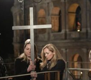 "Нет ничего святого": в сети гневно отреагировали на крестное шествия в Риме украинки и россиянки