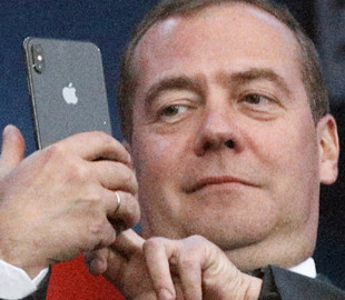 Twitter предложил Медведеву подписаться на Навального: экс-президент возмутился