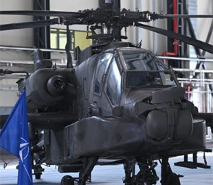 США передали в оренду Польщі перші ударні гелікоптери Apache