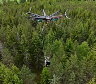 Дрон AirForestry автономно зрубав дерево та виніс його з лісу: прорив у лісівництві