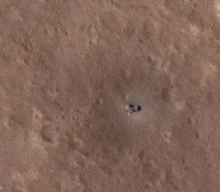 Слой пыли виден с орбиты. NASA показало снимки аппарата InSight, умирающего на Марсе