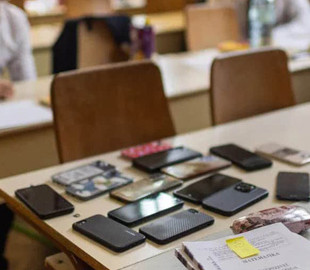 В Угорщині пропонують заборонити учням користуватись смартфонами і планшетами