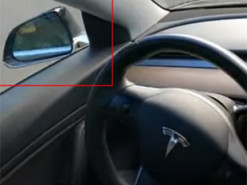 Tesla на автопілоті самостійно склала дзеркала, коли вантажівка притисла її до бетонного відбійника