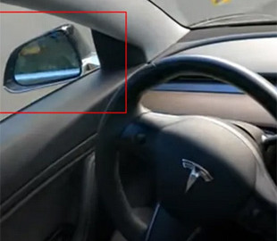 Tesla на автопілоті самостійно склала дзеркала, коли вантажівка притисла її до бетонного відбійника
