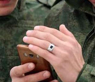 В России хотят приравнять использование смартфона в армии к дедовщине