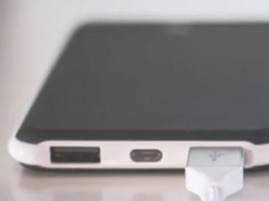 Чому смартфон повільно заряджається: найчастіші причини