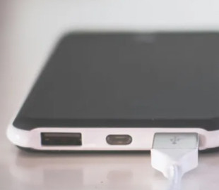 Чому смартфон повільно заряджається: найчастіші причини
