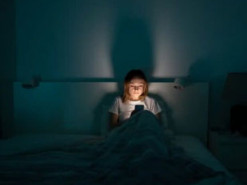 Ваш смартфон працює вночі проти вас: що він передає без дозволу