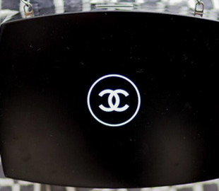 Chanel проиграла Huawei судебное разбирательство по поводу сходства логотипов