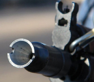 Жартома запропонував вистрілити: на Харківщині жінка поцілила у чоловіка з автомата, яким той хизувався перед гостями