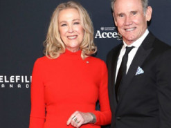 У червоній обтислій сукні: зірка фільму "Сам удома" зачарувала жіночним образом