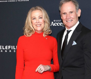 У червоній обтислій сукні: зірка фільму "Сам удома" зачарувала жіночним образом