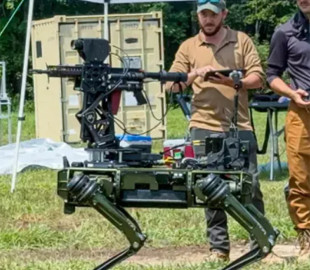 Озброєний гвинтівкою з ШІ: у США показали робота-собаку, що знищує БПЛА