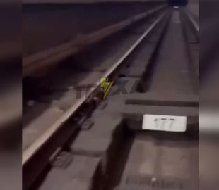 У Києві хлопець стрибнув на колії метро заради відео у TikTok