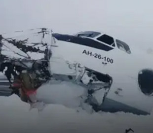 У Росії пасажирський літак розвалився навпіл: чому це могло статися